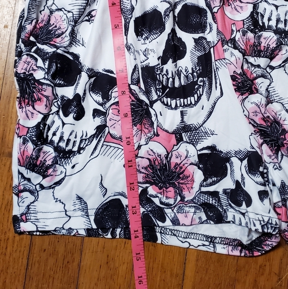 Skull and Flowers 💐 Shorts with Pockets - Picture 9 of 9